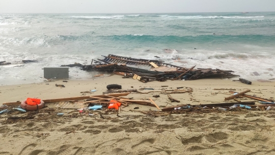 Kapal Hancur Dihantam Badai, Puluhan Imgran Tewas Terdampar di Pantai Italia