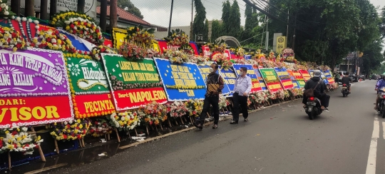 Sidang Vonis, Karangan Bunga Berisi Dukungan Hendra Kurniawan Menumpuk di PN Jaksel
