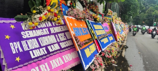 Sidang Vonis, Karangan Bunga Berisi Dukungan Hendra Kurniawan Menumpuk di PN Jaksel