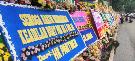 Sidang Vonis, Karangan Bunga Berisi Dukungan Hendra Kurniawan Menumpuk di PN Jaksel