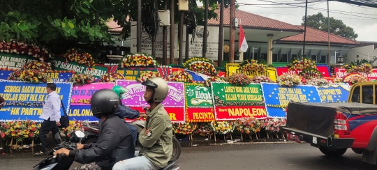 Sidang Vonis, Karangan Bunga Berisi Dukungan Hendra Kurniawan Menumpuk di PN Jaksel
