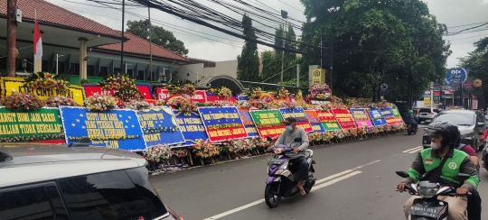 Sidang Vonis, Karangan Bunga Berisi Dukungan Hendra Kurniawan Menumpuk di PN Jaksel