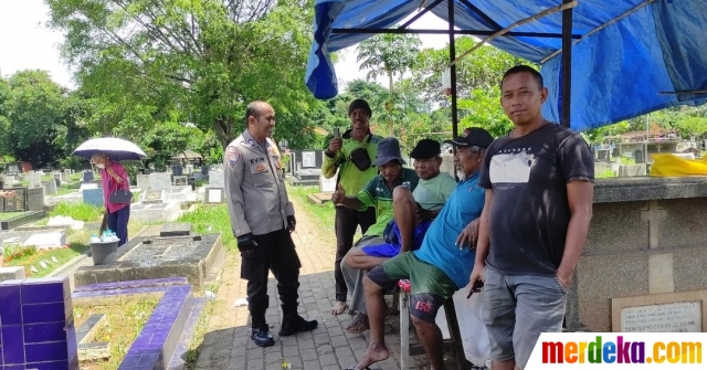 Sebagai seorang polisi, sudah tugas Aiptu Evin untuk membantu dan mengayomi masyarakat. Seperti terlihat di salah satu aktivitasnya yang diunggah di akun Instagram-nya. Aiptu Evin terlihat akrab dengan para penggali kubur di TPU Menpul, Jalan Kasablanka.
