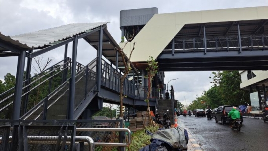 Penampakan Tangga Sempit Halte TransJakarta Cikoko Cawang, Lewat Harus Bergantian