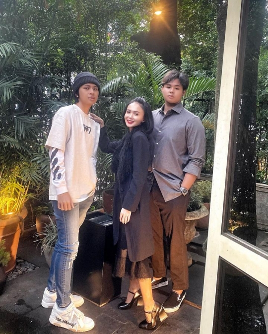 Momen Kebersamaan Yunu Shara dengan Cavin & Cello, Netizen 'Bodyguardnya Keren-keren'