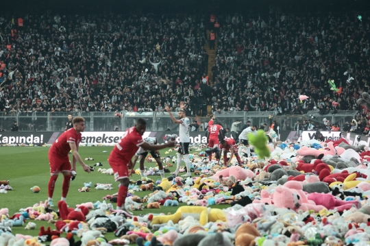 Suporter di Liga Super Turki Sumbang Ribuan Boneka untuk Anak-Anak Korban Gempa