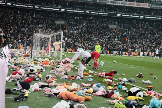 Suporter di Liga Super Turki Sumbang Ribuan Boneka untuk Anak-Anak Korban Gempa