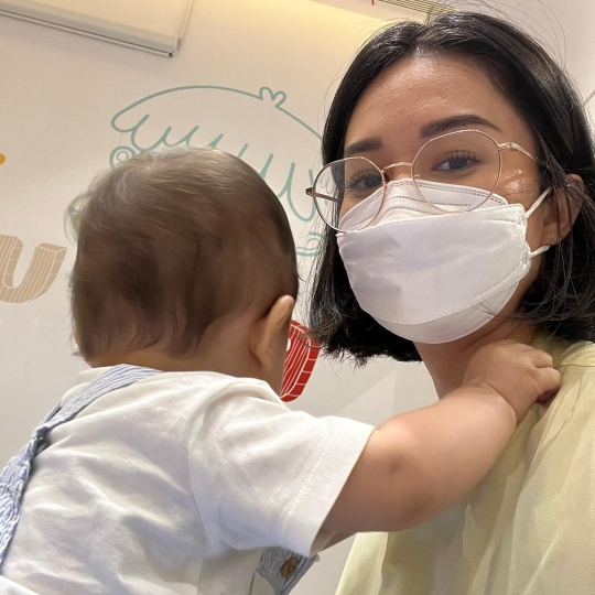 6 Potret Baby Arash Anak Faradilla Yoshi Menginjak 9 Bulan, Netizen 'Baby Ganteng'
