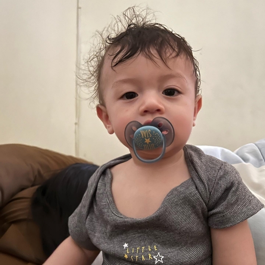 6 Potret Baby Arash Anak Faradilla Yoshi Menginjak 9 Bulan, Netizen 'Baby Ganteng'