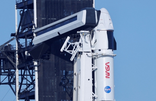 Momen Roket Elon Musk Luncurkan Empat Kru dan 21 Satelit Starlink ke Orbit Bumi