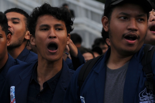 Geruduk DPR, Massa Buruh dan Mahasiswa Tolak Perppu Cipta Kerja