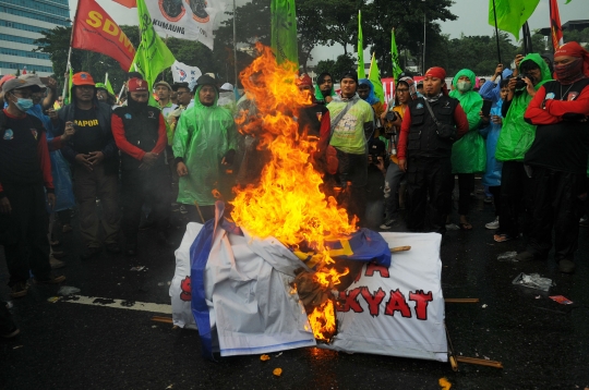 Geruduk DPR, Massa Buruh dan Mahasiswa Tolak Perppu Cipta Kerja