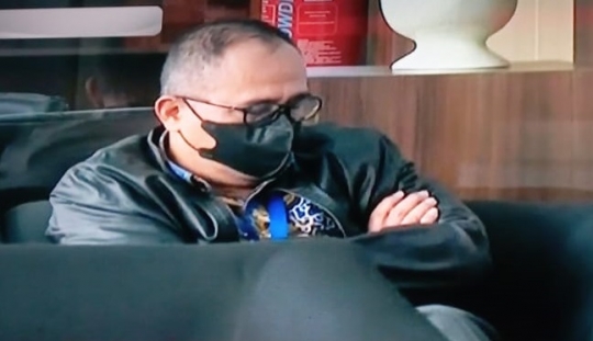 Bertopang Dagu, Potret Rafael Alun Trisambodo Menunggu Penyidik di Lobi Gedung KPK