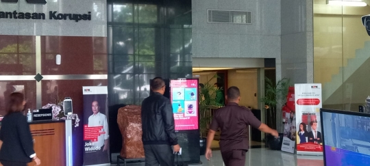 Bertopang Dagu, Potret Rafael Alun Trisambodo Menunggu Penyidik di Lobi Gedung KPK