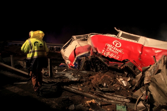 Kereta Api Penumpang dan Kargo Bertabrakan di Yunani, Kondisinya Mengenaskan