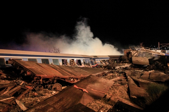 Kereta Api Penumpang dan Kargo Bertabrakan di Yunani, Kondisinya Mengenaskan