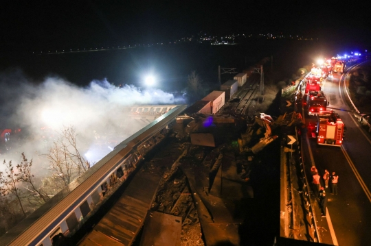 Kereta Api Penumpang dan Kargo Bertabrakan di Yunani, Kondisinya Mengenaskan