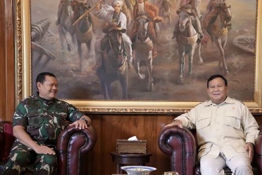 Salam Komando Menhan Prabowo & Panglima TNI, Ada Momen Berikan Cinderamata Spesial