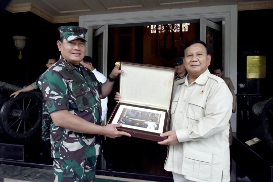Salam Komando Menhan Prabowo & Panglima TNI, Ada Momen Berikan Cinderamata Spesial