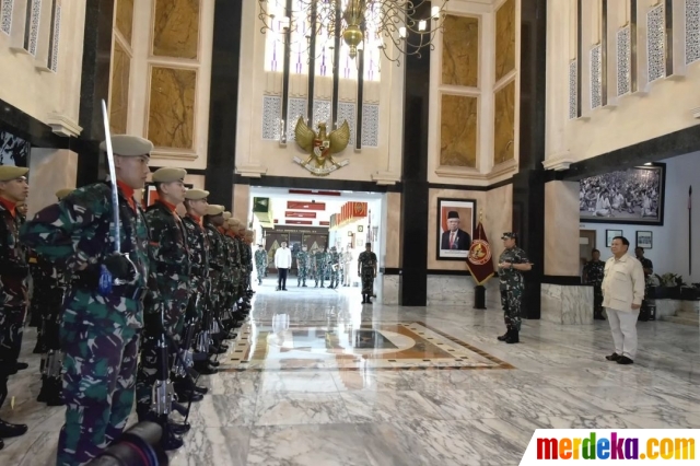 Laksamana Yudo Margono mendatangi Prabowo Subianto di Kemhan, Jakarta, Selasa (28/2). Prabowo didampingi oleh Asisten Khusus Menhan bidang Manajemen Pertahanan Letjen TNI (Purn) Sjafrie Sjamsoeddin saat menerima kunjungan dari Panglima TNI.