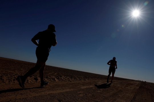 Ganasnya Sahara Marathon 2023, Peserta Kehausan Lintasi Gurun Ekstrem di Aljazair