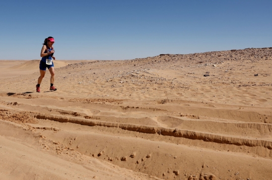 Ganasnya Sahara Marathon 2023, Peserta Kehausan Lintasi Gurun Ekstrem di Aljazair