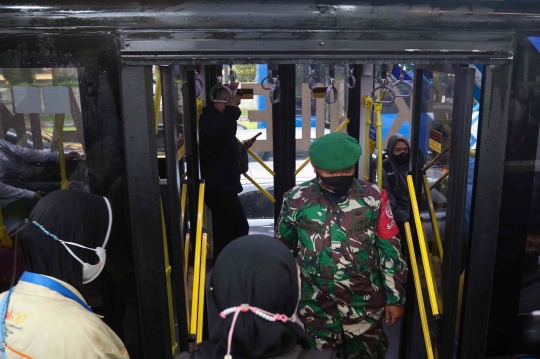 Antisipasi Pelecehan Seksual, Personel TNI Berjaga di Bus dan Halte TransJakarta