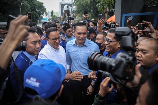 Momen AHY dan Riuh Simpatisan Sambut Meriah Anies Baswedan di Kantor Demokrat