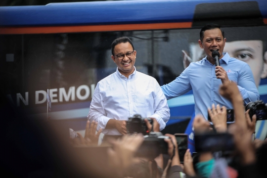 Momen AHY dan Riuh Simpatisan Sambut Meriah Anies Baswedan di Kantor Demokrat