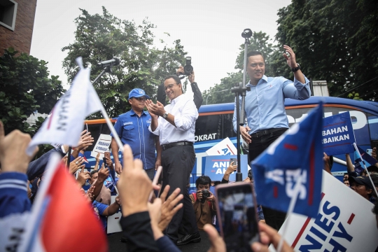 Momen AHY dan Riuh Simpatisan Sambut Meriah Anies Baswedan di Kantor Demokrat