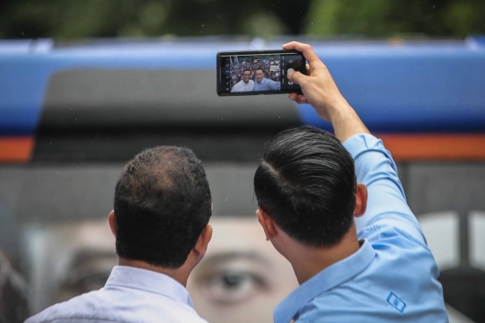 Momen AHY dan Riuh Simpatisan Sambut Meriah Anies Baswedan di Kantor Demokrat