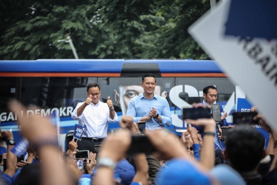 Momen AHY dan Riuh Simpatisan Sambut Meriah Anies Baswedan di Kantor Demokrat