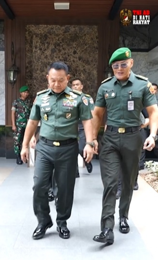 Berbaret Hijau, Letkol Tituler Deddy Corbuzier Gagah Menghadap Kasad TNI Dudung