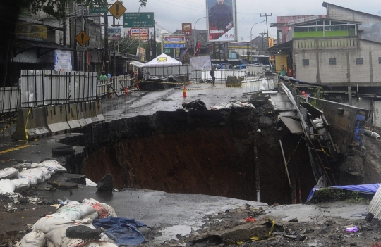 Jembatan Cikereteg Longsor, Jalan Nasional Bogor-Sukabumi Terputus