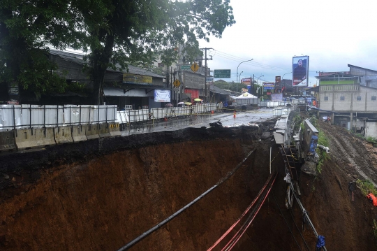 Jembatan Cikereteg Longsor, Jalan Nasional Bogor-Sukabumi Terputus