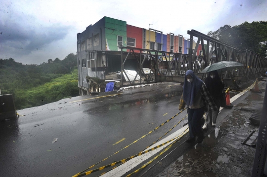 Jembatan Cikereteg Longsor, Jalan Nasional Bogor-Sukabumi Terputus