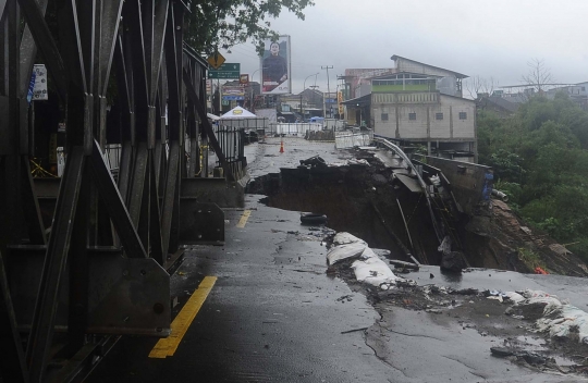 Jembatan Cikereteg Longsor, Jalan Nasional Bogor-Sukabumi Terputus