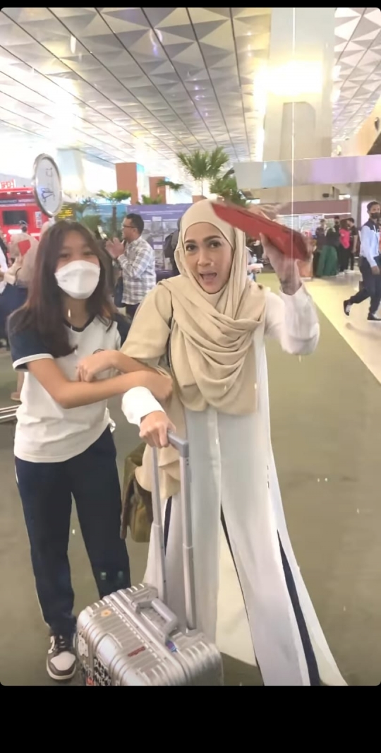 Berangkat Umrah, Ini 5 Potret Mieke Amalia Tampil Berhijab Bikin Pangling