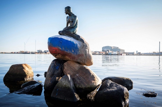 Patung The Little Mermaid di Denmark Dirusak dengan Coretan Bendera Rusia
