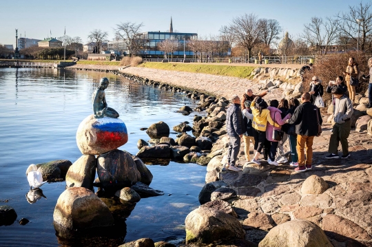Patung The Little Mermaid di Denmark Dirusak dengan Coretan Bendera Rusia