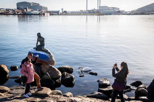 Patung The Little Mermaid di Denmark Dirusak dengan Coretan Bendera Rusia