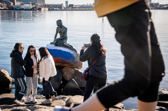 Patung The Little Mermaid di Denmark Dirusak dengan Coretan Bendera Rusia
