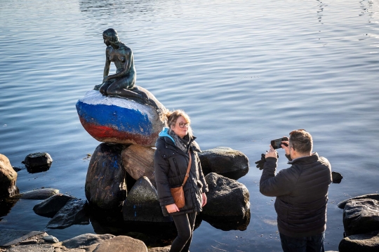 Patung The Little Mermaid di Denmark Dirusak dengan Coretan Bendera Rusia