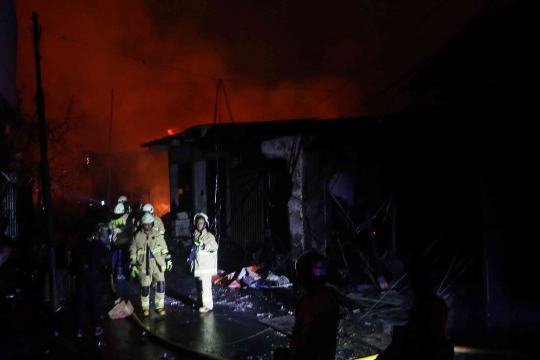 Malam Membara dan Mencekam saat Api Depo Pertamina Plumpang Menyambar Rumah Warga
