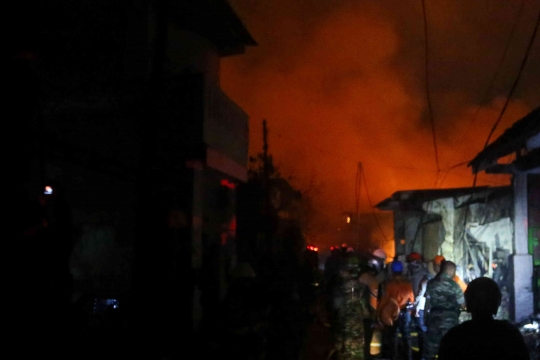 Malam Membara dan Mencekam saat Api Depo Pertamina Plumpang Menyambar Rumah Warga