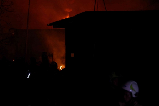 Malam Membara dan Mencekam saat Api Depo Pertamina Plumpang Menyambar Rumah Warga