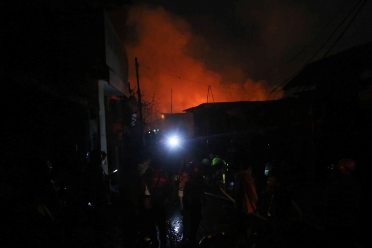 Malam Membara dan Mencekam saat Api Depo Pertamina Plumpang Menyambar Rumah Warga