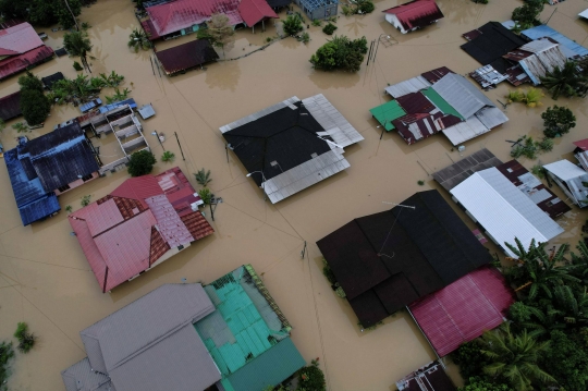 Dilanda Cuaca Ekstrem, Malaysia Terendam Banjir Setinggi Atap