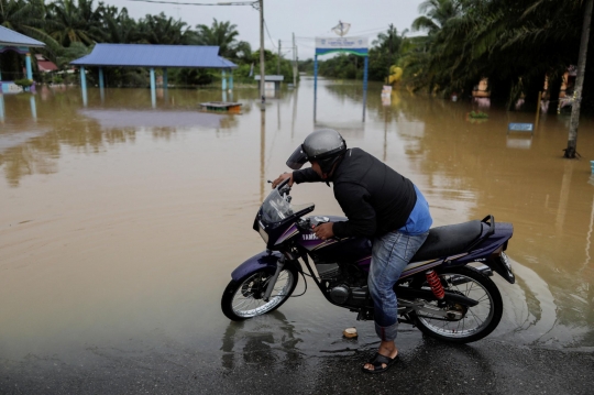 Dilanda Cuaca Ekstrem, Malaysia Terendam Banjir Setinggi Atap