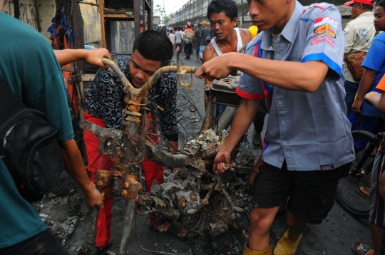 Jibaku Petugas Memperbaiki Listrik hingga Evakuasi Korban Kebakaran Depo Pertamina